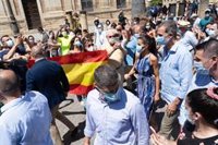 Vivas a los Reyes en un corto paseo de la catedral al alcázar de Sevilla con poco público y sin vallas de seguridad