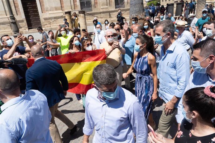 Los Reyes de España realizan un paseo entre la Catedral y el Real Alcázar en una visita después del estado de alarma para conocer la situación de Andalucía.