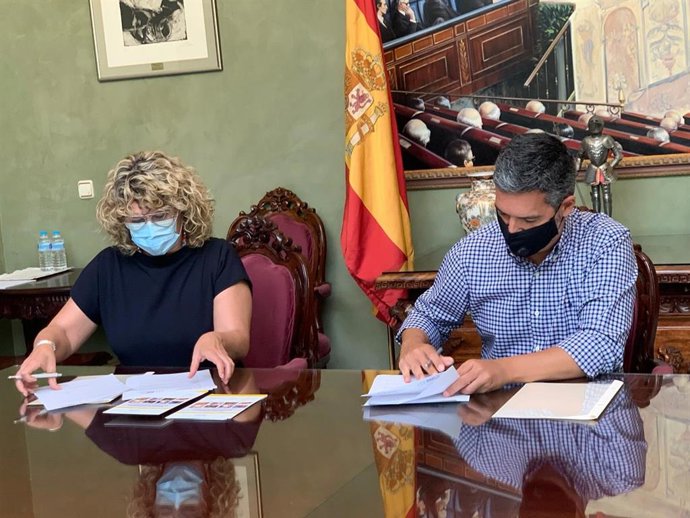 El alcalde de Rota, José Javier Ruiz Arana, y la directora de Andalucía Film Commission, Piluca Querol