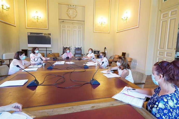 Reunión entre la concejal de Educación, Infancia, Juventud e Igualdad y representantes de las empresas que gestionan las escuelas infantiles.