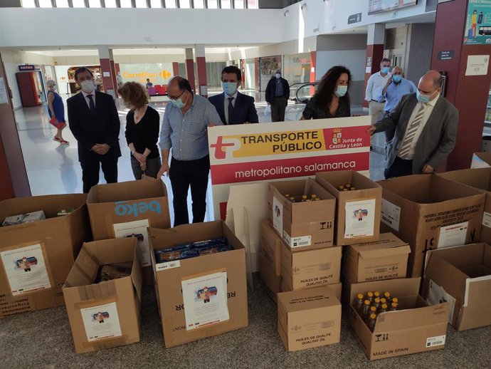 Coronavirus.- El transporte metropolitano de Salamanca entrega unos 2.500 kilos 