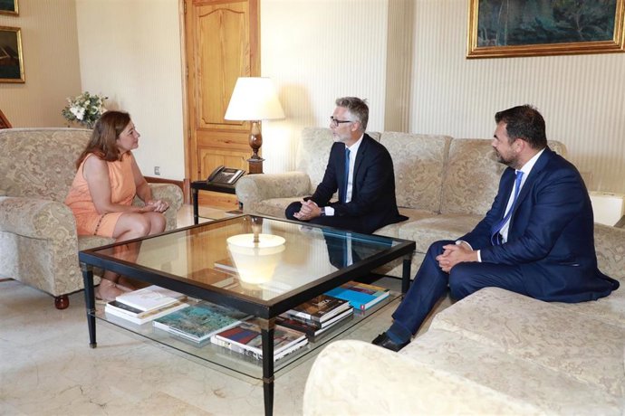 La presidenta del Govern balear, Francina Armengol, se reúne con el embajador de Austria en España, Christian Ebner.