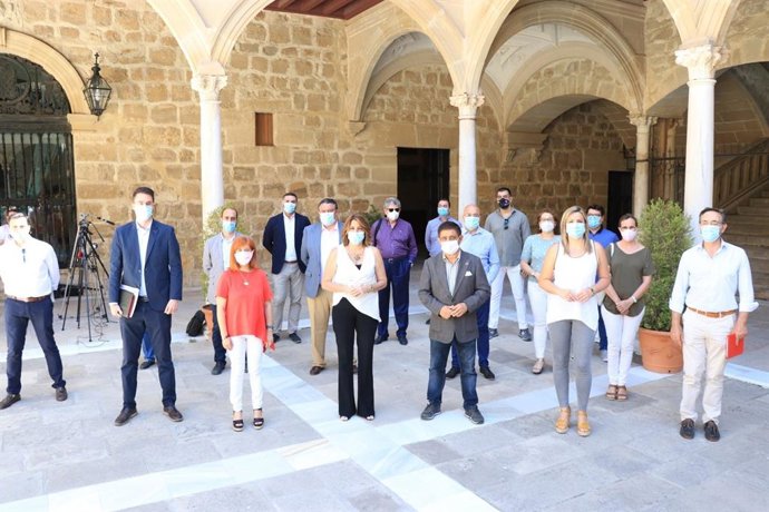 Susana Díaz y Francisco Reyes con empresarios jiennenses antes de la reunión.