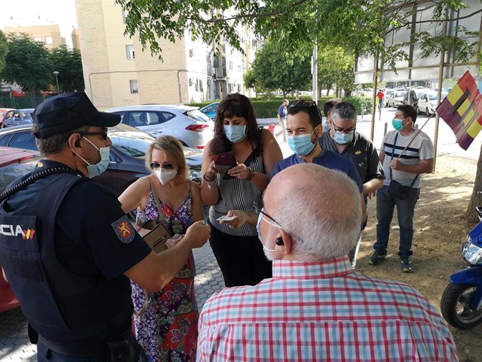 Ediles de Adelante Sevilla critican que la Policía, previa identificación, les ha impedido acercarse hasta el centro cívico Esqueleto