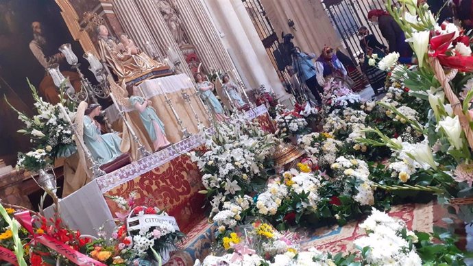 Ofrenda floral en honor a Santa María La Mayor en Burgos.