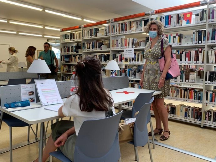 La concejala de Agenda Urbana y Gobierno Abierto del Ayuntamiento de Murcia, Mercedes Bernabé, visita la sucursal de San Basilio para comprobar el protocolo de apertura