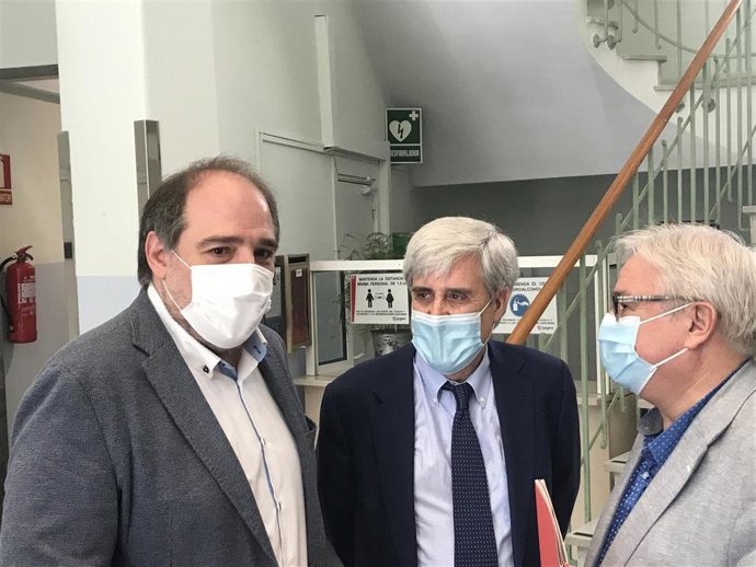 El patólogo Juan José Badiola, con el concejal de Interior del Ayuntamiento de Zaragoza, Alfonso Mendoza