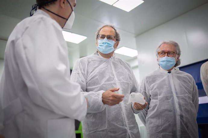 El presidente de la Generalitat, Quim Torra (2d); y el presidente de Eurecat, Xavier Torra (1d), atienden la explicación de un técnico durante su visita a Eurecat, Centro Tecnológico de Catalunya, en el Parque Tecnológico del Vallés, Cerdanyola del Vall