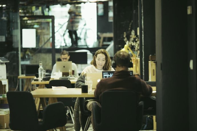 El 50% de las grandes empresas considera urgente promover la responsabilidad social tras la COVID-19, según una encuesta realizada durante el mes de mayo por Impact Hub Madrid