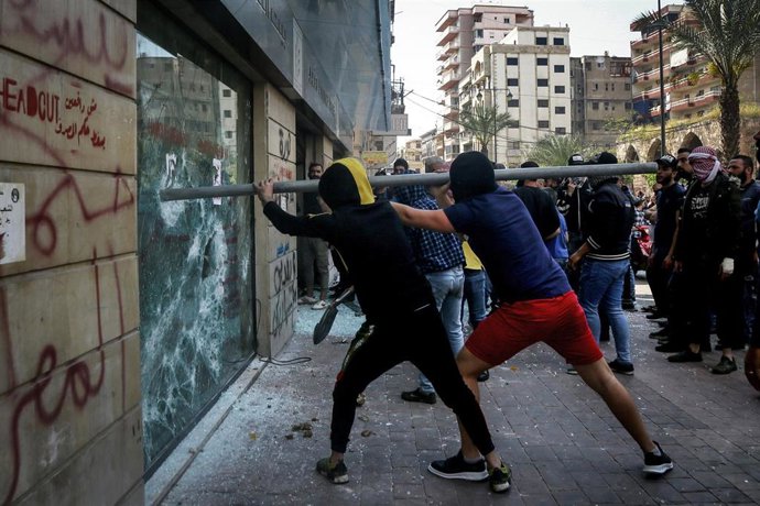 Manifestantes rompen el escaparate de un banco durante una protesta en Trípoli por la crisis económica en Líbano