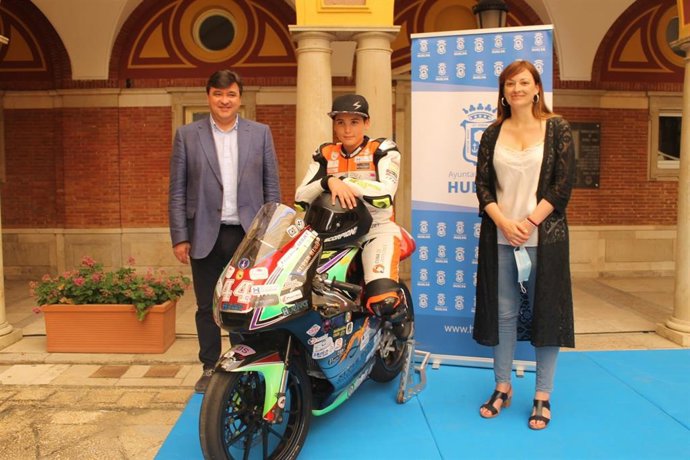 El joven Hugo Millán, junto al alcalde de Huelva, Gabriel Cruz, y  la concejala de Participación Ciudadana y Deportes, María Teresa Flores, en su recepción en Ayuntamiento de Huelva.