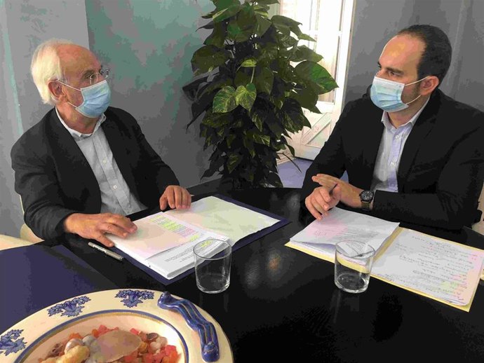 De la Fuente y Amérigo durante la reunión para abordar el futuro del municipio de Carboneras