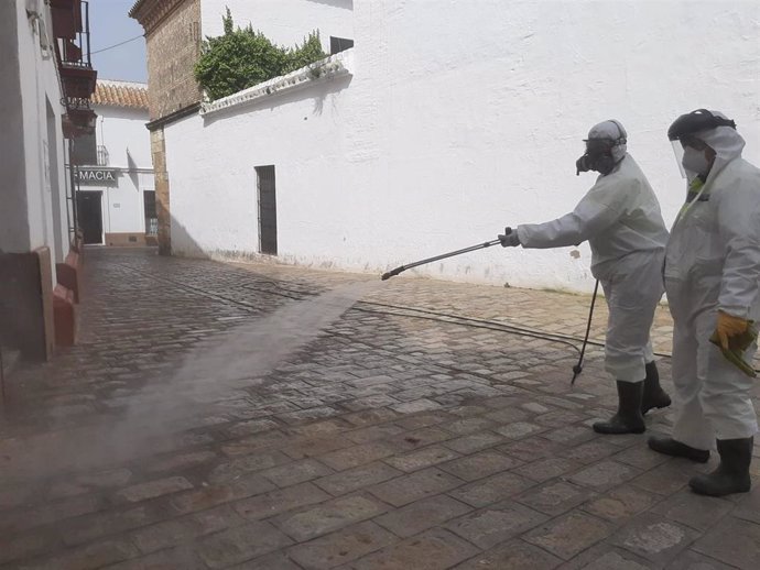 Empleados de Limancar desinfectando las calles de Carmona