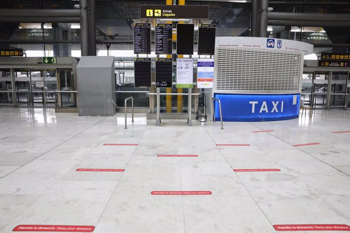 Bandas en el suelo para marcar la distancia entre los pasajeros en el Aeropuerto Madrid-Barajas Adolfo Suárez