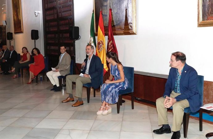 Sus Majestades los Reyes de España, Felipe VI y doña Letizia, en un coloquio con empresarios.