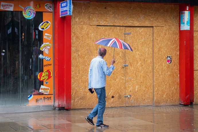 Un hombre pasea ante una tienda en Londres