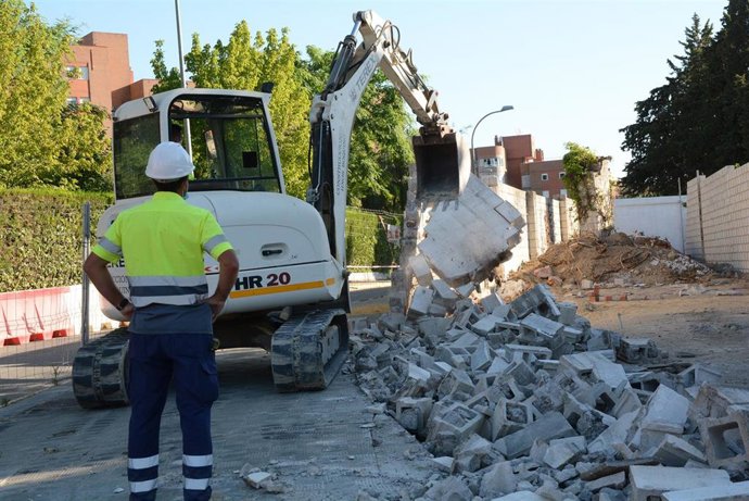 El derribo del muro de la Hacienda Santa Eufemia de Tomares "hace realidad" el desdoble de la calle El Molino