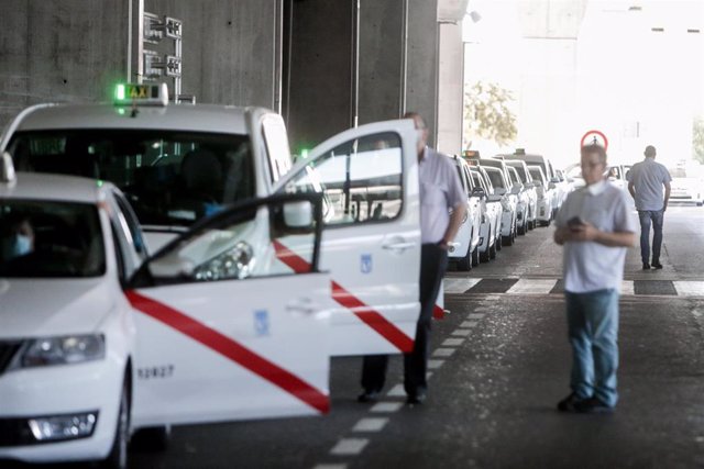 Taxistas esperan para recoger pasajeros en el Aeropuerto Adolfo Suárez Madrid-Barajas.