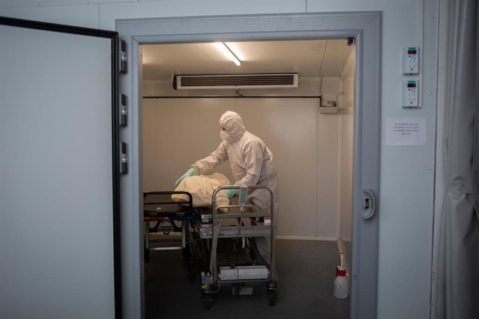 Un operario del Crematorio de Girona desinfecta el cuerpo de una persona fallecida con Covid-19