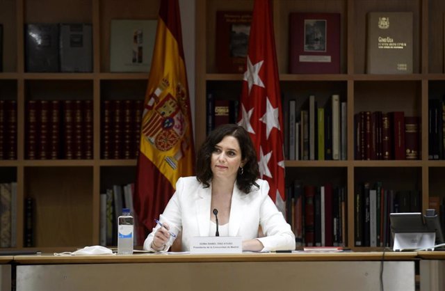 La presidenta de la Comunidad de Madrid, Isabel Díaz Ayuso, durante su reunión con representantes de la plataforma Juntos por la Hostelería, en la Real Casa de Correos, Madrid (España), a 29 de junio de 2020. 