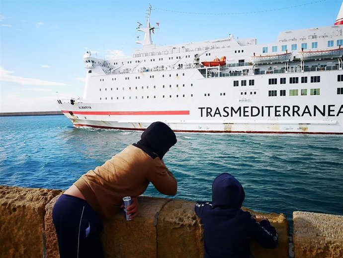 El ferri 'Almariya' zarpa del Puerto de Almería