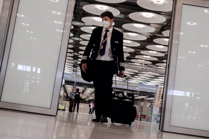 Un miembro de la tripulación de un avión camina por el Aeropuerto de Madrid-Barajas 