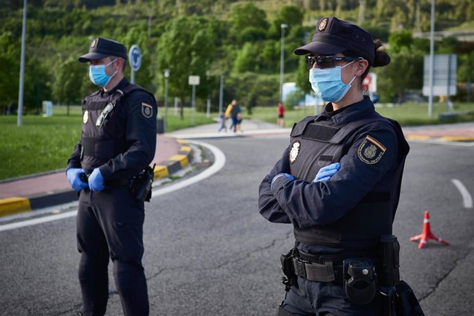 Control de la Policia Nacional durante la pandemia de coronavirus COVID-19 en Pamplona