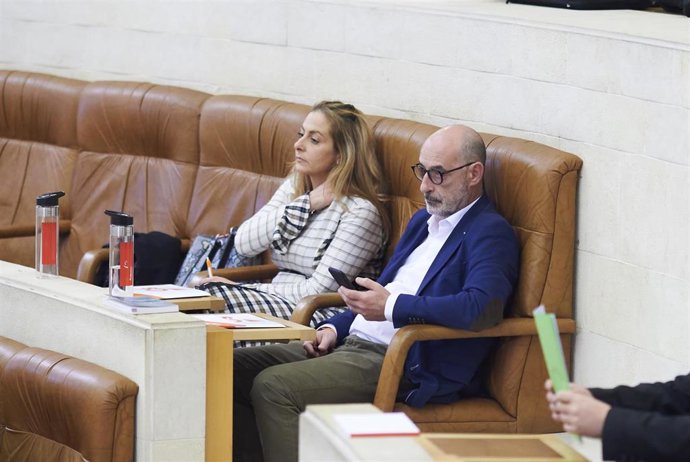 El portavoz de Ciudadanos Cantabria, Félix Álvarez (d), y la diputada de Ciudadanos en Cantabria, Marta García