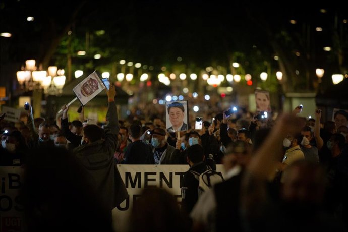 Ttreballadors de Nissan durant la marxa nocturna a Barcelona, 8 de juny del 2020.