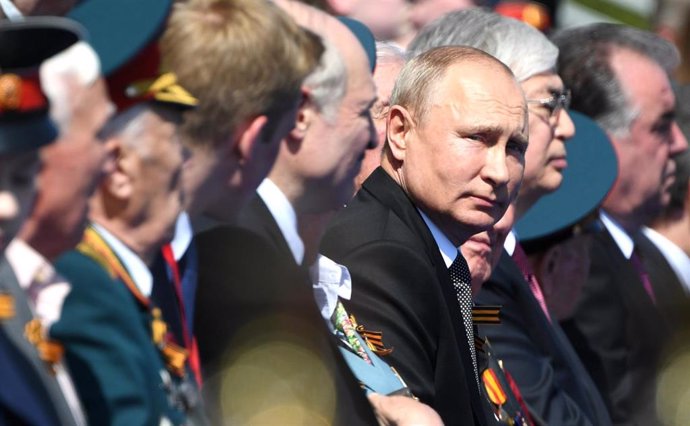 Vladimir Putin preside un desfile militar en Moscú
