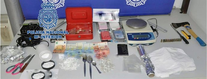 Droga, dinero y otros objetos incautados por la Policía