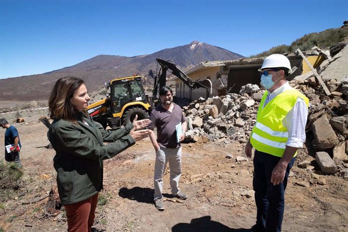 La consejera de Medio Ambiente del Cabildo de Tenerife, Isabel García, en los trabajos de demolición del refugio de montañeros del Llano de Ucanca, en el Parque Nacional del Teide