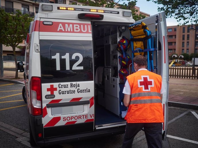 Varios miembros de la Cruz Roja trasladan a un paciente durante un servicio de urgencia realizado en Pamplona, Navarra, España, a 8 de mayo de 2020.