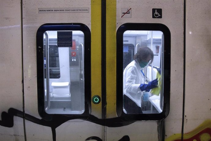 Una trabajador de limpieza desinfecta un vagón de metro estacionado en la estación Intermodal de Palma.
