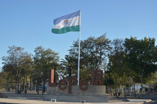 Bandera de Lepe (Huelva) a la entrada del municipio.
