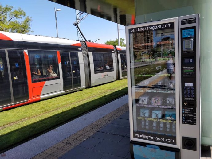 Máquina expendedora de mascarillas e hidrogel en una parada del tranvía