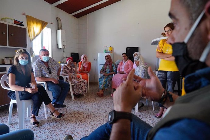 La diputada provincial de Ciudadanos (Cs) Huelva, María Ponce, en su visita a un grupo de temporeras marroquíes en una empresa productora de frutos rojos de la provincia.