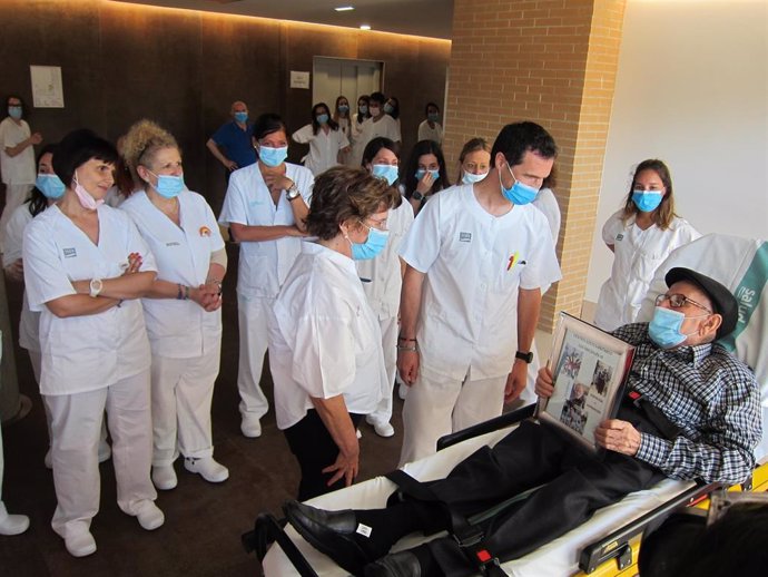 La consejera de Ciudadanía y Servicios Sociales, María Victoria Broto, despide al último paciente de Aragón ingresado en un centro COVID.