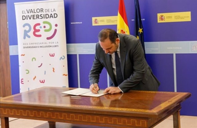 El ministro de Transportes, José Luis Ábalo, firma un protocolo con la Red Empresarial por la Diversidad e Inclusión LGBTI