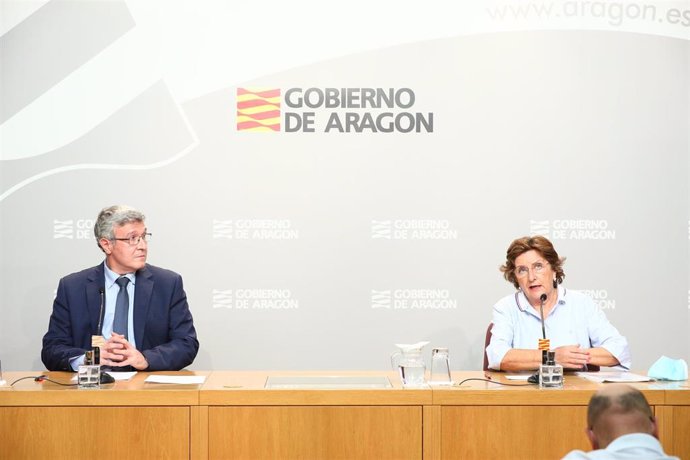 El gerente del IASS, Joaquín Santos, y la consejera de Ciudadanía y Derechos Sociales de Aragón, María Victoria Broto.