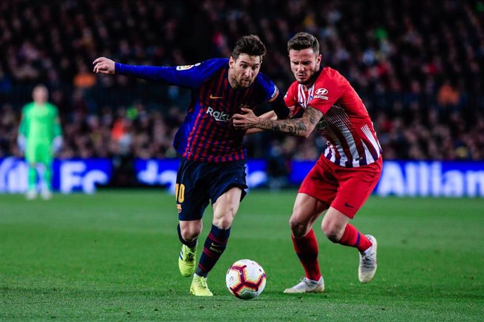 Messi y Saúl pugnan por un balón en el FC Barcelona-Atlético de Madrid de LaLiga Santander 2018-2019