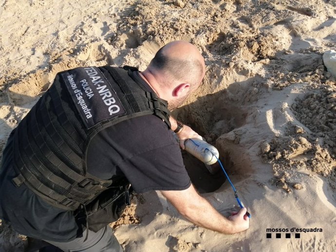 Los Mossos d'Esquadra han desalojado este lunes por la tarde la playa de l'Arrabassada en Tarragona tras detectar un artefacto explosivo en la zona, que los TEDAX ya han detonado.