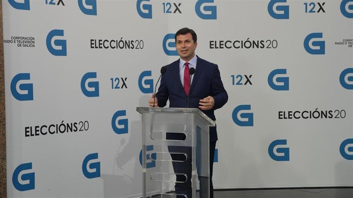 O candidato á presidencia da Xunta do PSdeG, Gonzalo Caballero, chega ao debate televisivo a sete organizado pola radiotelevisión galega (CRTVG), o único debate electoral programado na campaña, en Santiago de Compostela, A Coruña, Galicia 