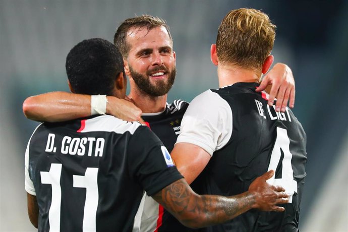 Pjanic se abraza a Douglas Costa y a De Ligt tras un gol de la Juventus