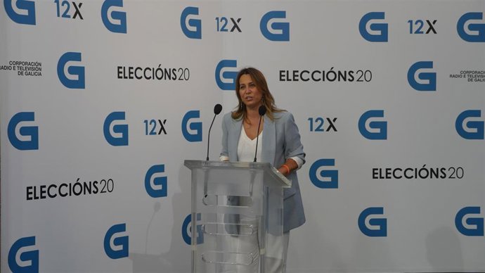 La candidata a la Presidencia de la Xunta de Ciudadanos, Beatriz Pino, llega al debate televisivo a siete organizado por la radiotelevisión gallega (CRTVG), el único debate electoral programado en la campaña, en Santiago de Compostela, A Coruña