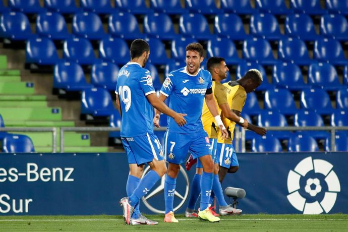 Jaime Mata celebra con Jorge Molina el tanto de la victoria del Getafe ante la Real Sociedad