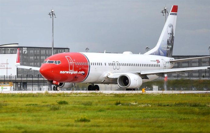 FILED - 12 September 2017, Brandenburg, Schoenefeld: A passenger aircraft of the Norwegian airline Norwegian Air takes off from Berlin Brandenburg Airport Willy Brandt (BER). Grounding the Boeing 737 MAX 8 jets in its fleet because of safety worries con