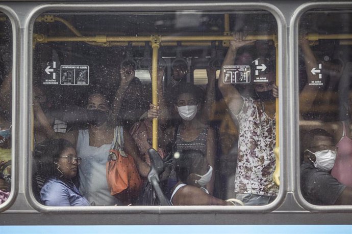 Pasajeros se amontonan en el transporte público de Río de Janeiro en medio de la reapertura económica.