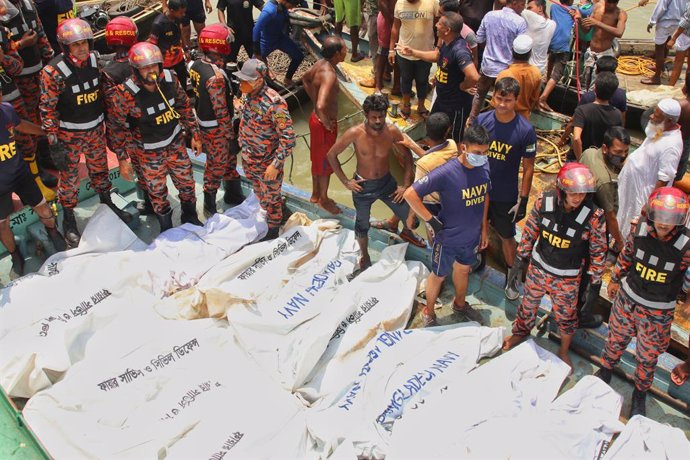 Bangladesh.- Rescatan a una de las víctimas del ferri volcado en Bangladesh tras