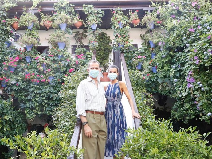 Los Reyes don Felipe y doña Letizia posan en un típico patio cordobés
